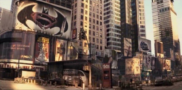 Мем: В фильме «Я – легенда» среди афиш пустого Нью-Йорка, заселенного дикими животными, есть логотип фильма «Бэтмен против Супермена», который выйдет лишь спустя 9 лет, Дед Макар