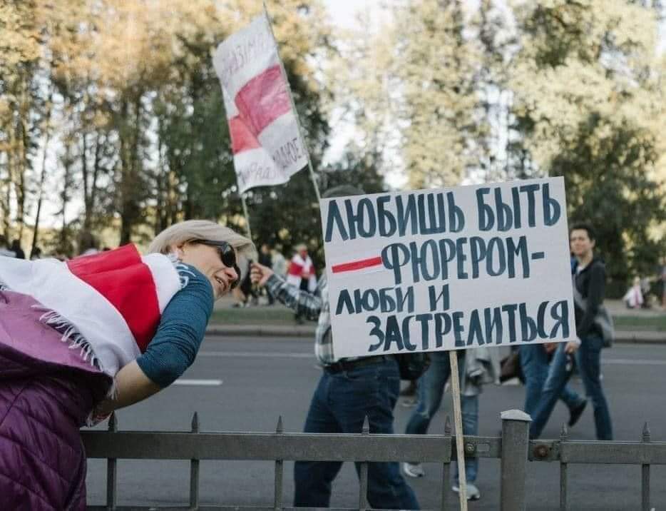 Девушка восточной внешности зашла поссать в туалет