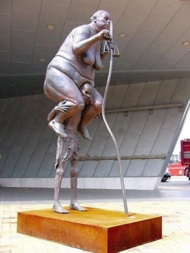 Мем: Чиновничья Фемида скульптура в Дани