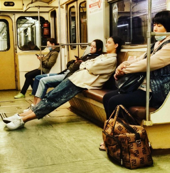 Мем: В метро обычно мужики устремлены вширь, а девушки - в даль, lugy