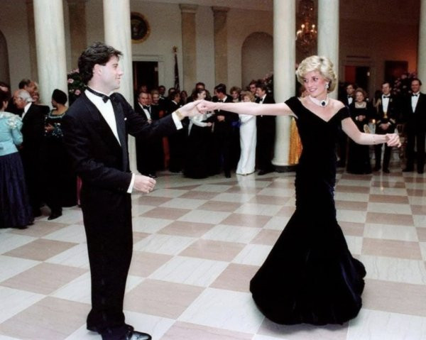 Мем: Джон Траволта танцует с принцессой Дианой в Белом доме, 1985 год, lugy