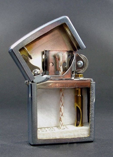 Мем: Внутри зажигалки Zippo, Брюттон