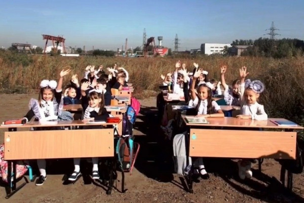 Мем: В Красноярске урок для детей провели в поле, потому что им не построили школу, Брюттон