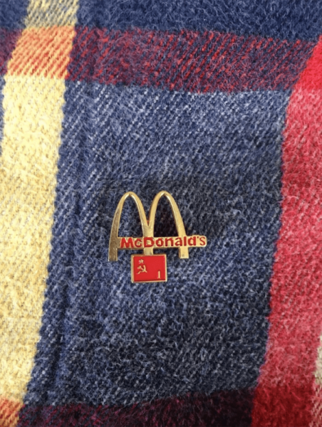 Мем: Значок работников первого Макдональдса в СССР, Брюттон