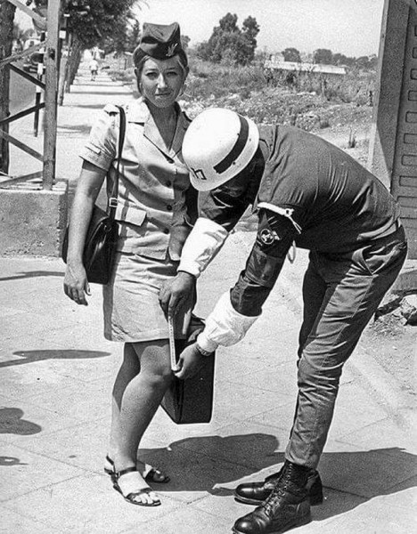 Мем: Израильская военная полиция проверяет длину юбки у военнослужащей, 1969 год, Брюттон