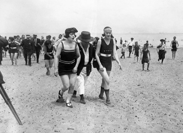 Мем: Женщина–полисмен выводит двух девушек с пляжа из–за длины купальников, 1922 год, США, Брюттон