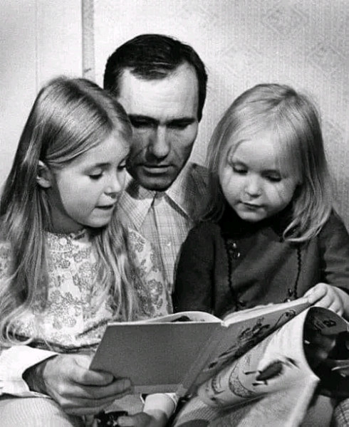 Мем: Василий Шукшин с дочерьми Марией и Ольгой. СССР. 1972 г., Оби Ван Киноби