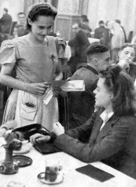 Мем: Молодая девушка приехала в Киев, 1942