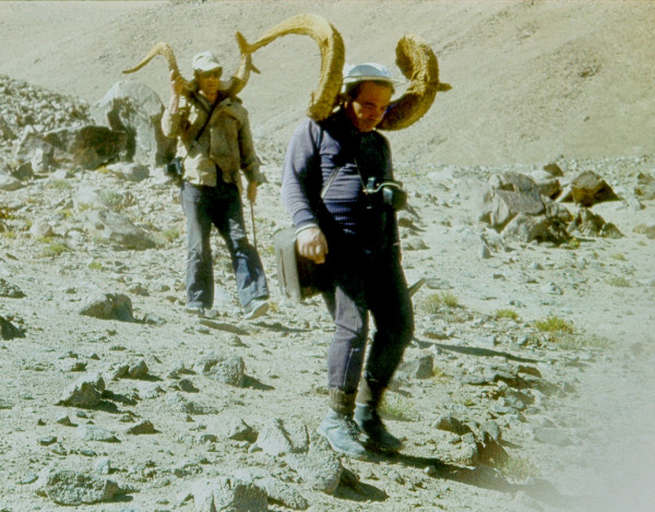 Мем: Геологи с находками на горных склонах Памира, Таджикская ССР, 1975 год. Фотограф Владимир Фараджев, Hercules