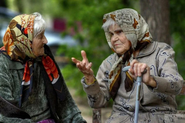 Мем: Соседки судачат на лавочке