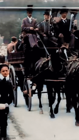 Мем: Дамы в Лондоне едут на велосипедах во время парада, июнь, 1899 г, Ymir