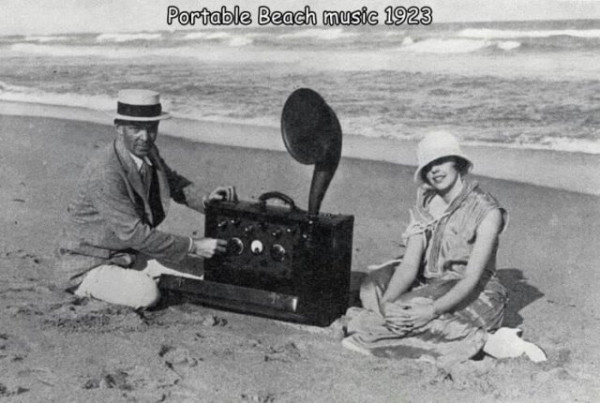 Мем: Портативная пляжная музыка, 1923, Брюттон