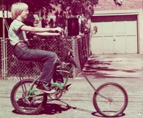 Мем: Ретро: Мальчишка Билл Гейтс на своём любимом велосипеде, Брюттон