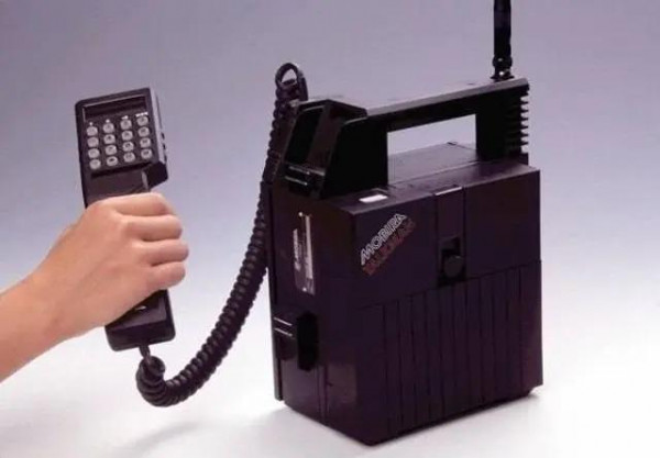 Мем: Ретро: Мобильный телефон Nokia Mobira Talkman 1984 с большим зарядным аккумулятором., Брюттон