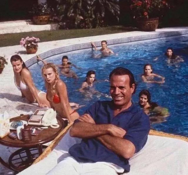 Мем: Ретро: Хулио Иглесиас отдыхает в своем поместье, Майами, США, 1989 г., Брюттон