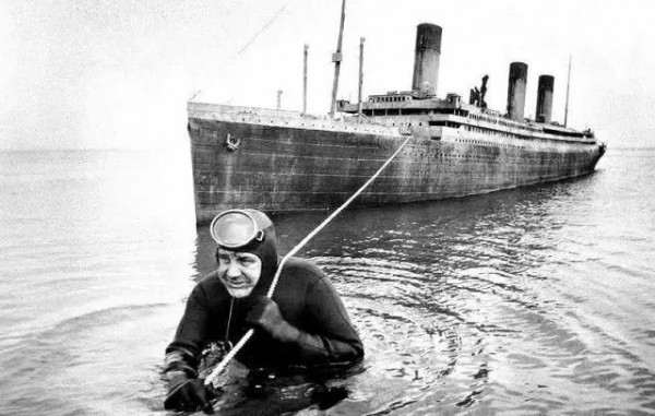 Мем: Ретро: Профессиональный водолаз Кортни Браун буксирует 17-метровую масштабную модель на съемках фильма «Поднять Титаник», США, 1980 год., Брюттон