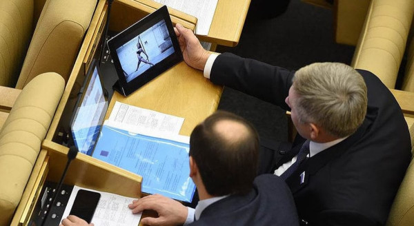 Мем: Нелегка работа депутата