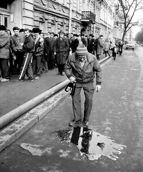 Мем: Минута молчания у винного магазина. СССР. 1980-е, комментатор
