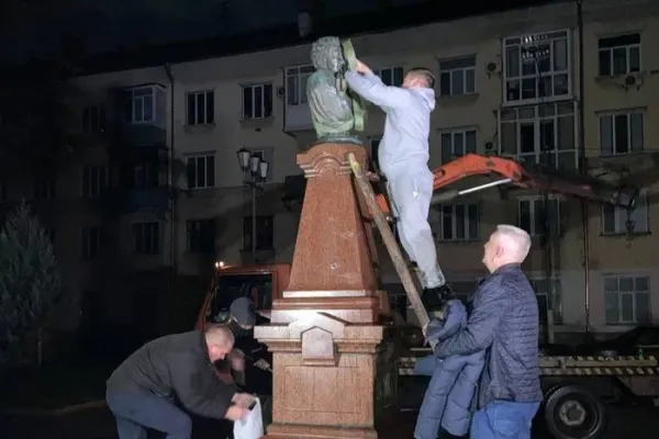 Мем: В Житомире при сносе бюста Пушкина, тот упал на голову лидера общественного движения "Гарна Украина". Вандал скончался на месте.
