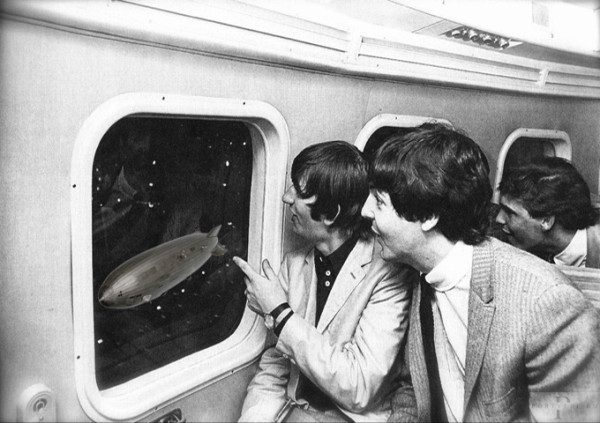 Мем: "Битлз" летят в самолете