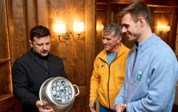 Мем: Эти всё делом заняты