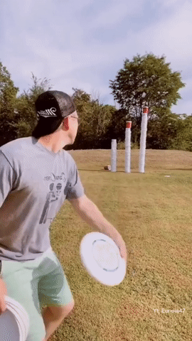 Мем: Что раньше: собьёт или тарелки кончатся?