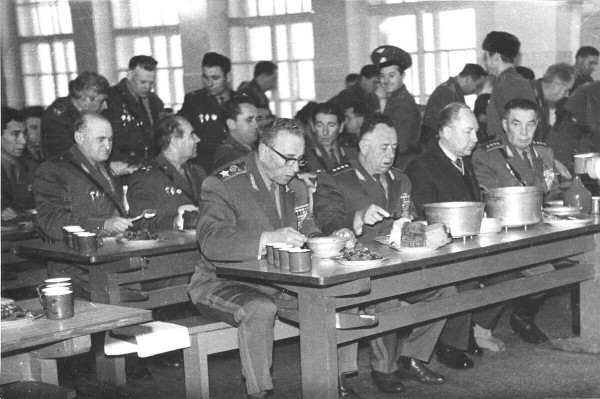 Мем: В солдатской столовой., Леонид Хлыновский Мем: В солдатской столовой., Леонид Хлыновский
