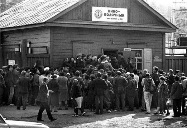 Мем: Очередь на водкопой., Никакой